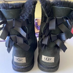 BARELY WORN BOW UGGS
